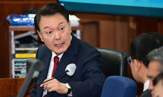 내란 혐의 피고인석 앉은 尹 모습 첫 공개 12?3 비상계엄 선포로 내란 수괴(우두머리) 혐의를 받는 윤석열 전 대통령이 21일 서울 서초구 서울중앙지법 417호 법정에 앉아 손짓을 섞어가며 변호인과 대화하고 있다. 재판부는 이날 두 번째 공판부터는 언론의 촬영을 허가했다. 사진공동취재단