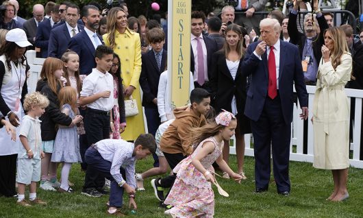 굴리기 어려운 게 달걀뿐이랴… 도널드 트럼프 미국 대통령(오른쪽 두번째)과 부인 멜라니아 여사(〃 첫번째)가 21일(현지시간) 워싱턴 백악관 남쪽 잔디밭에서 열린 부활절 달걀 굴리기 행사에 참석해 호루라기를 불며 행사를 진행하고 있다. 워싱턴=AP연합뉴스