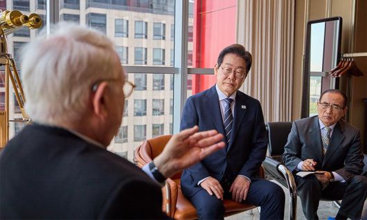 이재명 더불어민주당 대선 경선 후보가 23일 서울 여의도 파크원에서 존 햄리 미국 전략국제문제연구소장을 만나 관세, 안보, 대북 문제 등 주요 현안에 대해 의견을 나누고 있다. 이재명 후보 캠프 제공