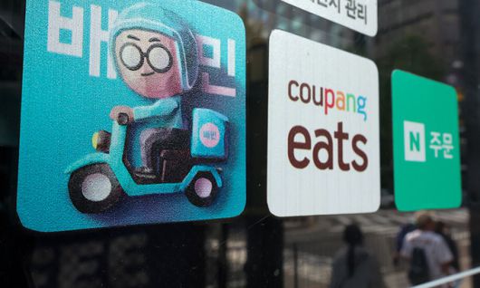 서울 시내 음식점에 배달앱 스티커가 붙어 있다. 뉴스1