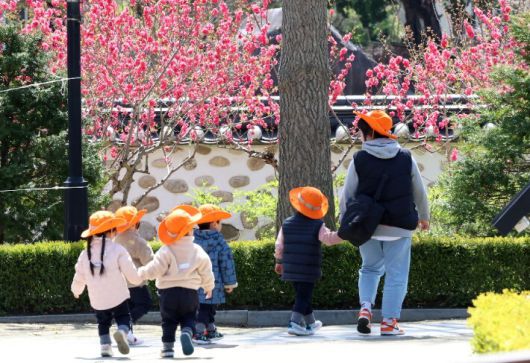23일 강원 강릉시 초당동의 한 공원에 선생님과 함께 나들이 나온 아이들의 모습이 정겹다. 연합뉴스