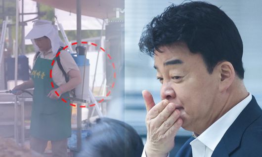 2024년 열린 인제 캠프레이크 페스티벌에서 관계자가 음식을 조리하면서 농약 분무기에 소스를 담아 살포하고 있다. 오른쪽은 백종원 더본코리아 대표. 백종원 유튜브 캡처·연합뉴스
