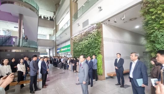 박상돈 천안시장이 24일 오후 시청 1층 로비에서 배웅하는 직원들에게 인사말을 전했다.