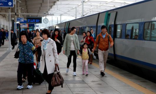 6·3 조기대선을 41일 앞둔 23일 찾은 대구·경북과 부산·울산·경남에서는 윤석열 전 대통령 파면으로 치러지는 선거에 착잡함을 감추지 못하면서도 보수 정권 재창출을 원하는 이들과, 정권 교체 필요성을 느끼는 이들의 목소리가 엇갈렸다. 사진은 울산역 승강장 전경. 울산=이보람 기자