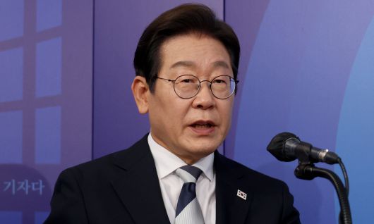 더불어민주당 제21대 대통령선거 경선에 나선 이재명 예비후보가 23일 서울 여의도 오마이TV 스튜디오에서 열린 오마이TV 초청 토론회에서 발언하고 있다. 연합뉴스