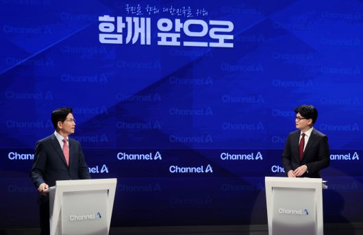 제21대 대통령 선거 국민의힘 2차 경선 진출자인 김문수(왼쪽), 한동훈 후보가 24일 서울 종로구 동아미디어센터 채널A 오픈스튜디오에서 열린 2차 경선토론회 1:1 맞수 토론에 앞서 대화하고 있다. 뉴시스