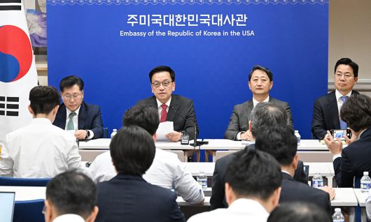 최상목 부총리 겸 기획재정부 장관(왼쪽 두번째)이 24일(현지시간) 미국 워싱턴DC 주미대사관에서 열린 '한미 2+2 통상협의' 결과 브리핑에서 발언하고 있다. 최 부총리 오른쪽은 안덕근 산업통상자원부 장관. 기획재정부 제공