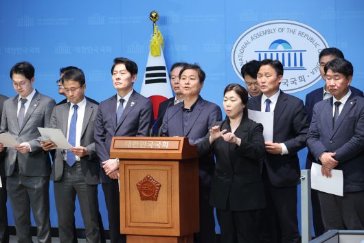 더불어민주당 전정권정치탄압대책위원회 위원들이 24일 서울 여의도 국회 소통관에서 문재인 전 대통령 기소 관련 긴급 기자회견을 하고 있다.   연합뉴스