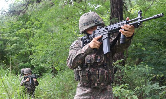 육군 장병들이 숲속에서 수색훈련을 하고 있다. 육군 제공