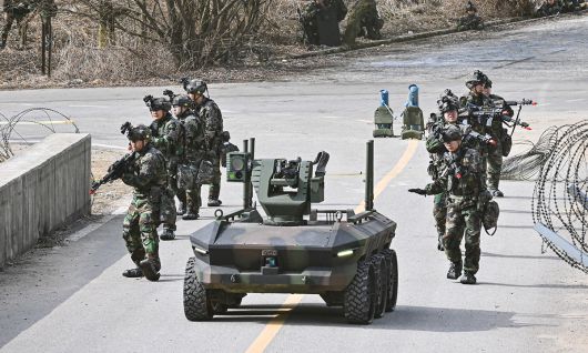 육군 장병들이 무인수색차량과 함께 교량을 건너고 있다. 육군 제공