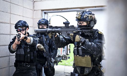 공군 제1전투비행단 특수임무반 요원들이 24일 초동조치 능력 극대화 등을 위한 육군 제11공수특전여단과의 합동 훈련에서 내부소탕 훈련을 하고 있다. 공군 제공