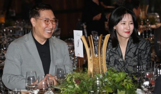 2024년 10월 24일 제14회 아름다운예술인상 시상식에 참석한 정호영, 이영애 부부. 뉴스1