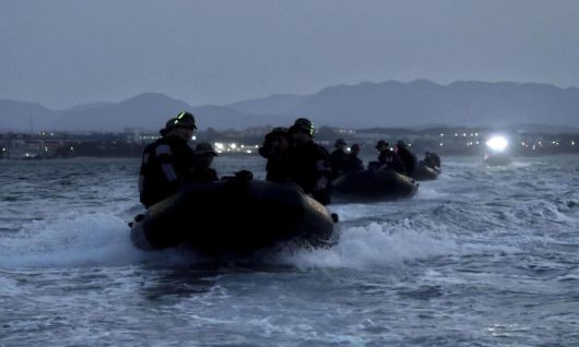 야간 해상팀투훈련 중인 해병대 특수수색대대