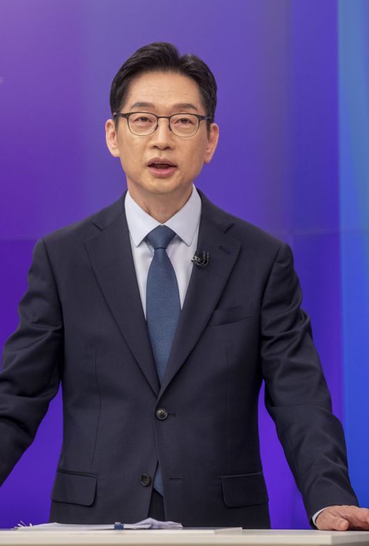 김경수 더불어민주당 대선 경선 후보가 25일 서울 중구 티비조선 스튜디오에서 열린 민주당 경선 마지막 TV토론회에서 토론 준비를 하고 있다.  국회사진기자단