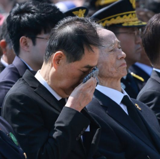 한덕수 대통령 권한대행이 지난 25일 대전 유성구 국립대전현충원에서 열린 제2회 순직의무군경의 날 기념식에서 눈물을 닦고 있다. 대통령실통신사진기자단