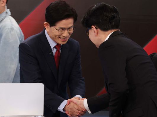 26일 서울 중구 매경미디어센터에서 열린 국민의힘 대통령 선거 제2차 경선 후보자 토론회에서 김문수, 한동훈경선 후보가 악수하고 있다. 연합뉴스