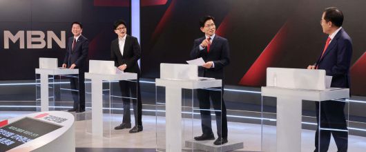 26일 서울 중구 매경미디어센터에서 열린 국민의힘 대통령 선거 제2차 경선 후보자 토론회에서 후보들이 토론에 앞서 대화를 나누고 있다. 왼쪽부터 안철수, 한동훈, 김문수, 홍준표 후보. 뉴스1