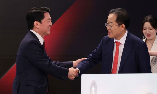 26일 서울 중구 매경미디어센터에서 열린 국민의힘 대통령 선거 제2차 경선 후보자 토론회에서 안철수, 홍준표 경선 후보가 악수하고 있다. 국회사진기자단