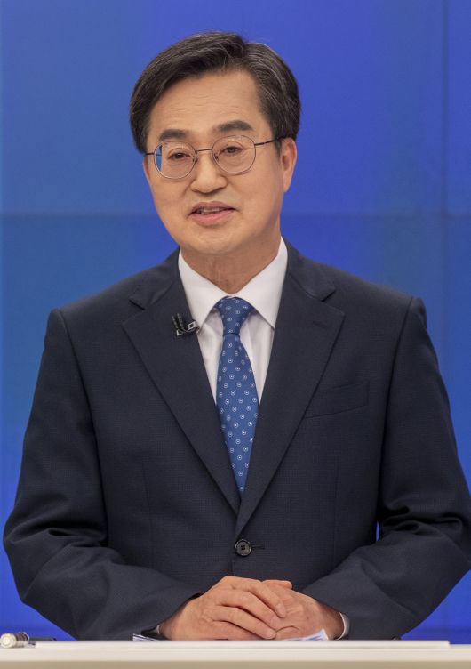 김동연 더불어민주당 대선 경선 후보가 25일 서울 중구 티비조선 스튜디오에서 열린 더불어민주당 제21대 대통령 선거 경선 후보자 TV 토론회에서 발언하고 있다.    국회사진취재단