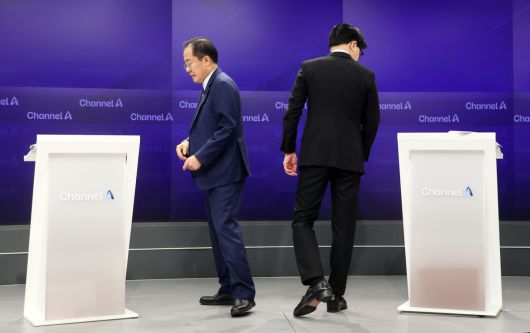 홍준표(왼쪽), 한동훈 국민의힘 대선 경선 후보가 25일 오후 서울 종로구 동아미디어센터 채널A 오픈스튜디오에서 열린 일대일 맞수 토론에 앞서 기념촬영을 한 후 자리로 향하고 있다.    국회사진취재단