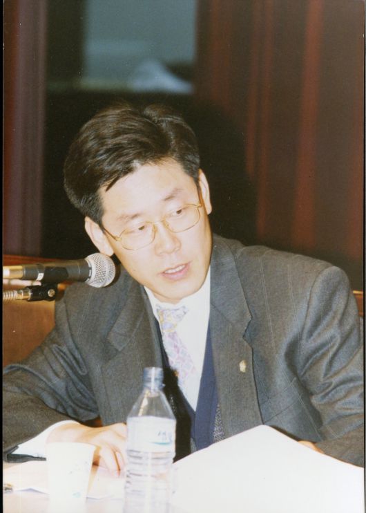 1990년대 중후반 인권 변호사로 활동하던 시절 어느 토론회장에서 찍힌 모습. 이재명캠프 제공