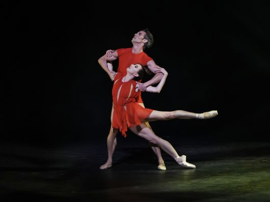 이자벨라 보일스톤과 제임스 화이트사이드가 미래적 감각의 움직임을 그려내는 ‘네오’. GS아트센터 제공