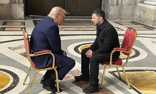 바티칸서 만난 트럼프·젤렌스키 도널드 트럼프 미국 대통령(왼쪽)과 볼로디미르 젤렌스키 우크라이나 대통령이 26일(현지시간) 바티칸 성베드로 광장에서 열린 프란치스코 교황의 장례미사에 앞서 독대해 이야기를 나누고 있다. 이들은 지난 2월 말 백악관에서 공개 설전을 벌인 이후 처음 만났다. 바티칸=EPA연합뉴스