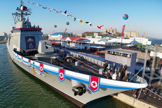 북한 김정은 국무위원장이 딸 주애와 함께 최현호를 둘러보고 있다. 조선중앙통신·연합뉴스