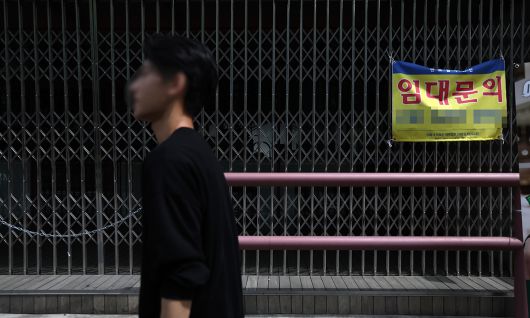금융회사로부터 돈을 빌린 뒤 석 달 이상 연체해 '신용유의자'(옛 신용불량자)가 된 개인사업자가 1년 새 30% 가까이 급증했다. 사진은 27일 서울 홍익대학교 인근 상가에 부착된 임대 관련 안내문. 연합뉴스