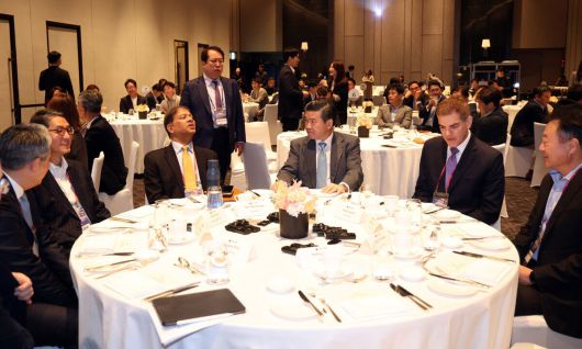 美 관세 최소화 방안 모색 제임스 김 주한미국상공회의소 회장(오른쪽 세번째)이 28일 오전 서울 용산구 그랜드 하얏트 호텔에서 열린 ‘미국 통상 정책 변화와 한국 산업 영향’ 세미나에서 참석자와 대화하고 있다. 뉴스1