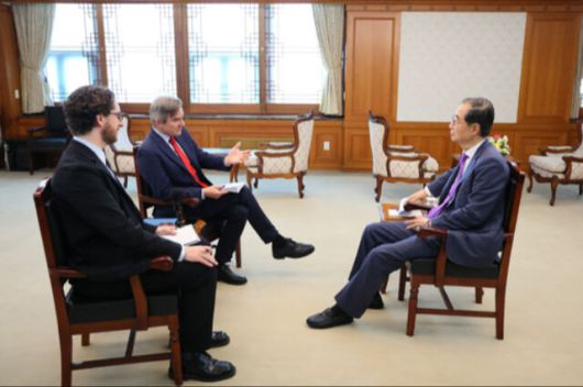 한덕수 대통령 권한대행이 지난 22일 정부서울청사에서 영국 언론사 이코노미스트와 인터뷰하고 있다. 국무총리실 제공