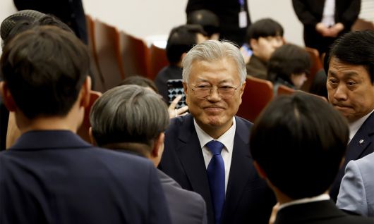 문재인 전 대통령이 지난 25일 국회도서관에서 열린 4.27판문점선언 7주년 기념식을 마치고 참석자들과 인사를 나누고 있다. 뉴시스