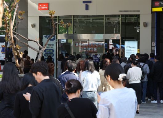 28일 오전 서울 시내 한 SKT 대리점에 유심 교체를 하기 위한 이용자들이 매장 개장 시간에 앞서 줄서 기다리고 있다. 뉴시스