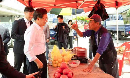 김동연 경기도지사가 민주당 경선 기간 전남 장성 황룡시장을 방문해 상인과 대화하고 있다. 김동연 캠프 제공