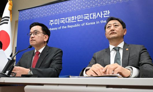 최상목 부총리 겸 기획재정부 장관(왼쪽)이 지난 24일(현지 시간) 미국 워싱턴DC 주미대사관에서 열린 ‘한·미 2+2 통상협의’ 결과 브리핑에서 발언하고 있다. 오른쪽은 안덕근 산업통상자원부 장관. 기획재정부 제공