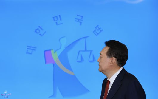 윤석열 전 대통령이 지난 21일 서울중앙지법에서 열린 내란 재판에 출석하고 있다. 뉴시스