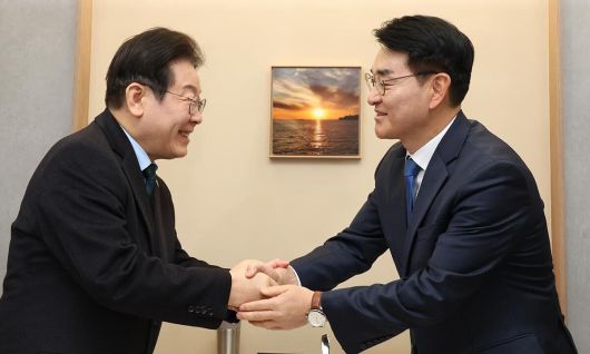 이재명 더불어민주당 대선후보(왼쪽)와 박용진 전 의원. 뉴시스