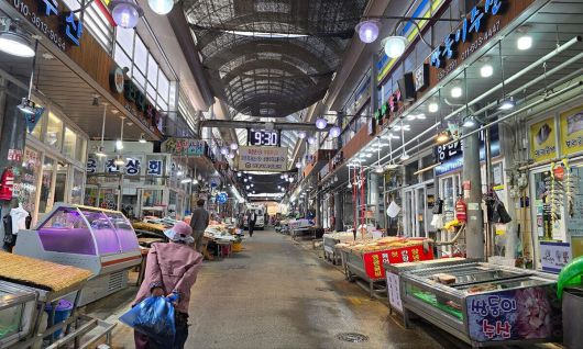 지난 23일 영광터미널시장. 이곳에서 떡집을 운영하는 최경순(54·여)씨는 “부산이 고향인데 이곳으로 온 지 27년이란 세월이 흘렀다. 여기와서 5·18 민주화운동을 알았고, 이 곳 사람들이 왜 민주당을 그토록 지지하는지 살면서 알게됐다”며 “이번 대통령 선거에선 그래도 이재명을 찍겠다”고 말했다. 김선덕 기자