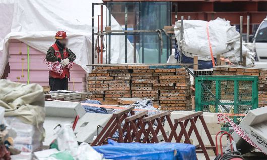 한 아파트 건설현장에서 건설노동자가 작업을 하고 있다. 뉴시스