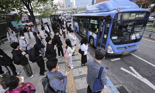 서울 시내버스 노사협상이 결렬돼 준법투쟁에 돌입한 30일 서울역 버스환승승강장에서 시민들이 출근길에 나서고 있다. 뉴시스