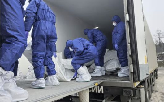 지난 2월 러시아에서 우크라인들의 시신이 인도되는 모습. 가디언 캡처