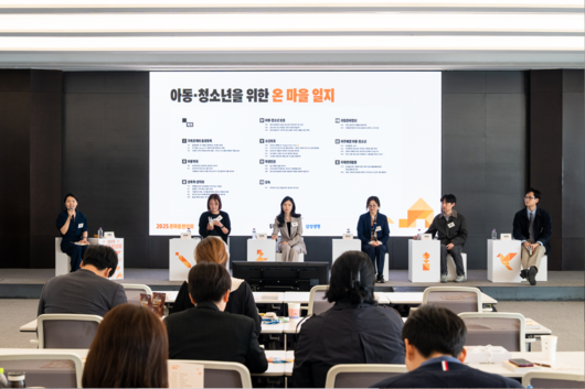 30일 열린 ‘온 마을 반상회’에서 활동 사례집 출간을 기념하는 북토크가 열리고 있다. 왼쪽부터 사회를 맡은 두루의 홍혜인 변호사와 패널로 나온 송지은·최지혜·배수진·이제호·황인형 변호사. 두루 제공