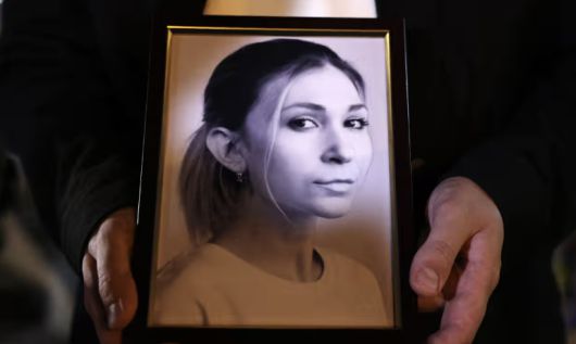 지난해 10월 빅토리야 로시나가 사망한 사실이 우크라이나에 통보되자 추모행사에서 동료가  로시나 사진을 들고 있는 모습. 가디언 캡처