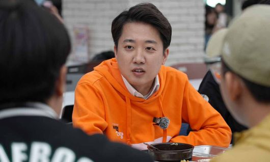 이준석 개혁신당 대선 후보가 29일 경기 고양시 한국항공대학교를 찾아 학생들과 학식을 먹으며 대화하고 있다. 이준석 캠프 제공