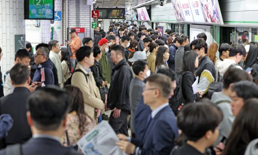 30일 서울 영등포구 신도림역이 출근길에 나선 시민들로 붐비고 있다. 뉴스1