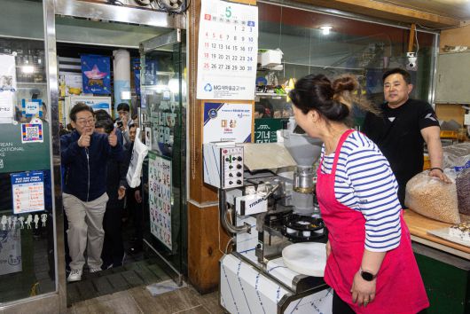 이재명 더불어민주당 대통령 후보가 1일 오후 경기도 연천군 전곡시외터미널 인근에 위치한 떡집을 찾아 인사하고 있다. 연천=뉴시스