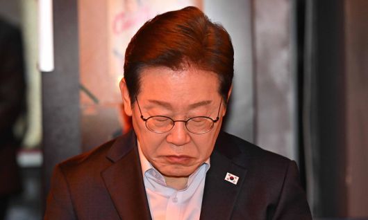 이재명 더불어민주당 대통령 후보가 1일 서울 종로구 한 음식점에서 열린 '민생시리즈2' 비전형 노동자 간담회에서 생각에 잠겨 있다. 공동취재사진