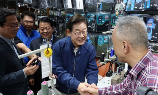 골목골목 경청투어에 나선 이재명 더불어민주당 대선후보가 1일 오후 경기도 연천군 전곡읍의 한 군장점에서 상인을 만나 인사하고 있다. 연천=뉴시스