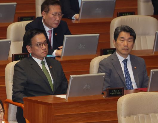 최상목 경제부총리 겸 기획재정부 장관과 이주호 사회부총리 겸 교육부 장관이 1일 국회에서 열린 본회의에 참석해 있다. 연합뉴스