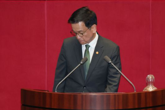 최상목 경제부총리 겸 기획재정부장관이 1일 오후 서울 여의도 국회에서 열린 본회의에서 2025년도 제1회 추가경정예산안이 통과되자 정부측 인사를 마치고 발언대에서 이동하고 있다.   뉴스1